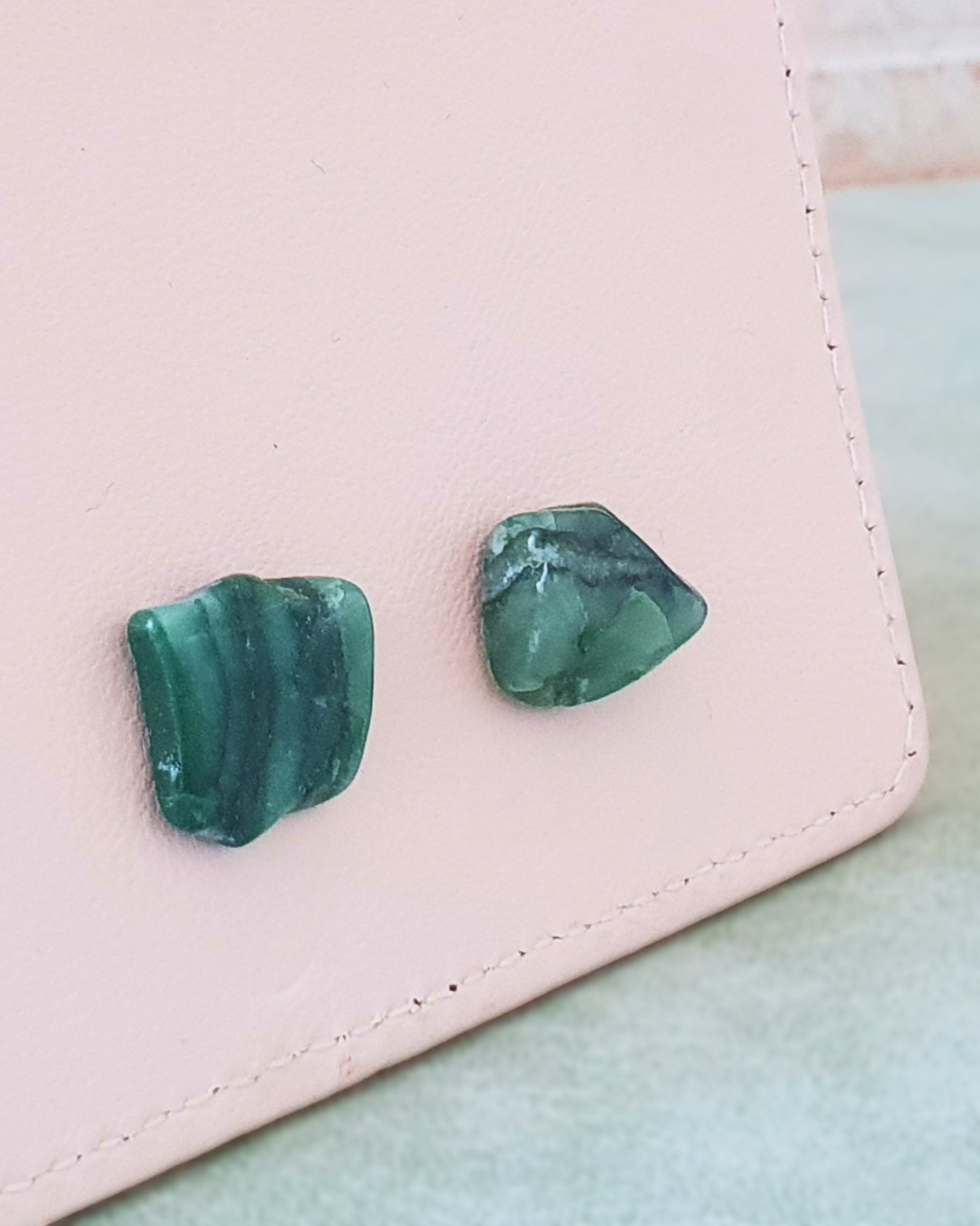 עגילי אמרלד אסימטריים