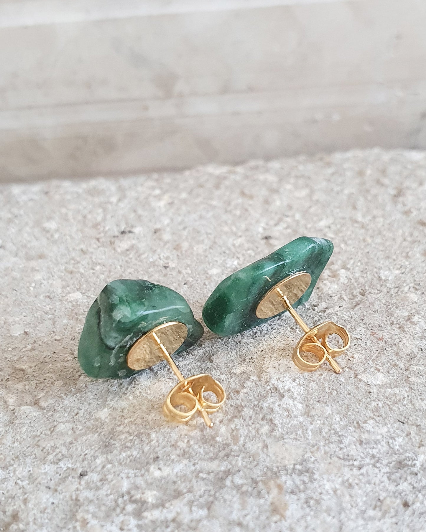 עגילי אמרלד אסימטריים