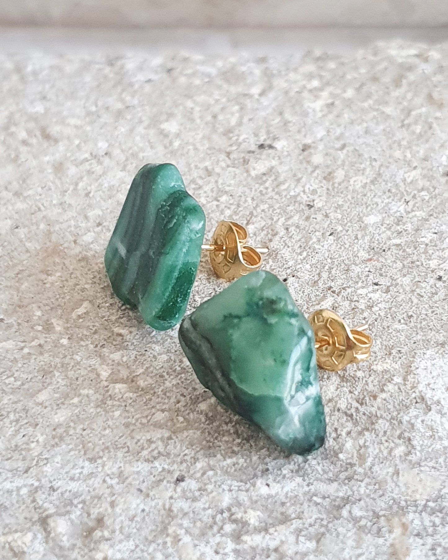 עגילי אמרלד אסימטריים