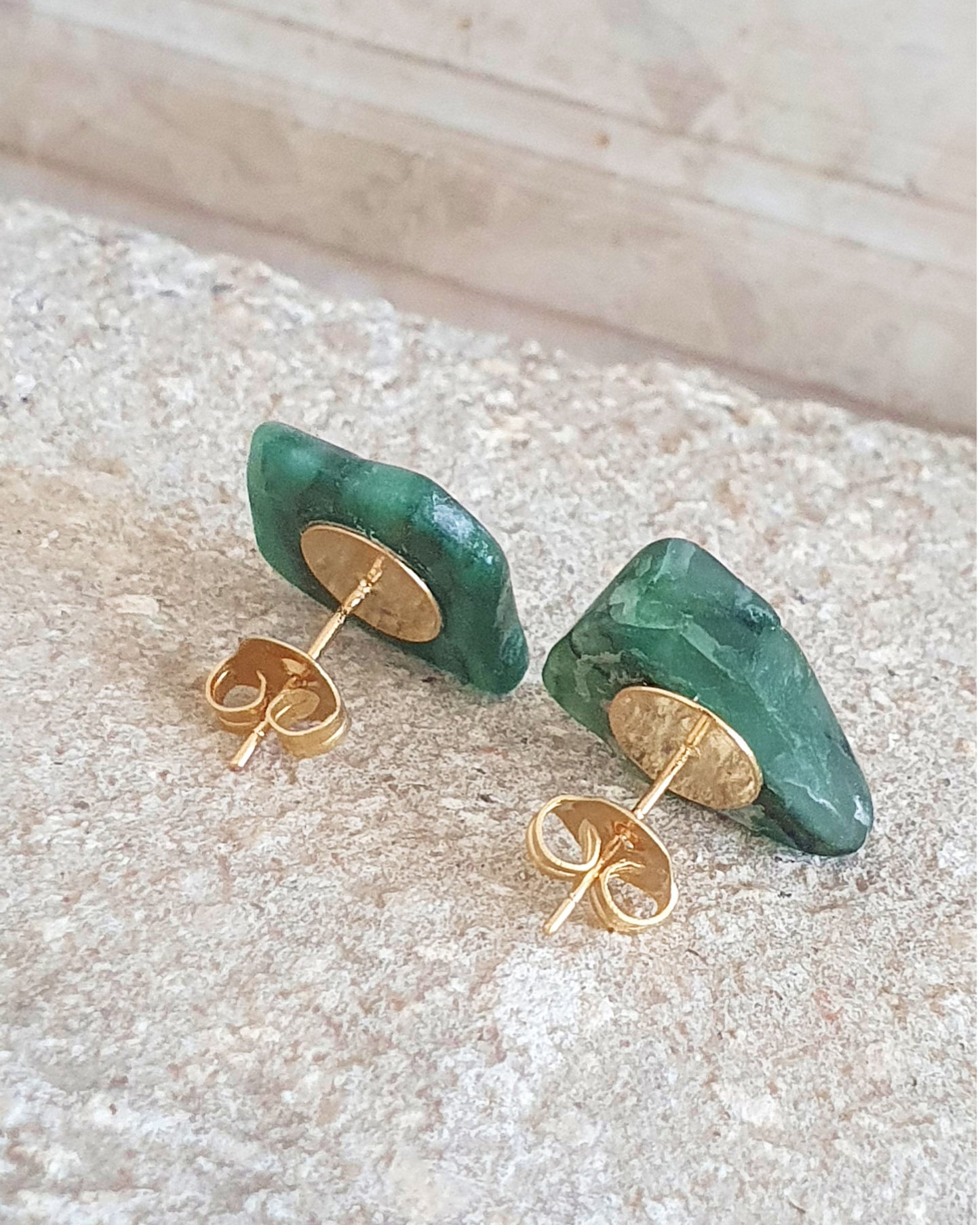 עגילי אמרלד אסימטריים