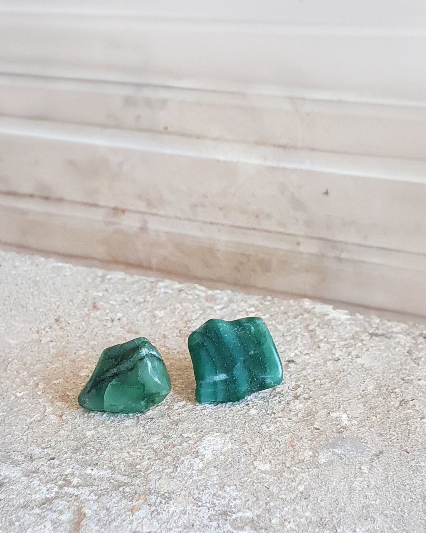 עגילי אמרלד אסימטריים